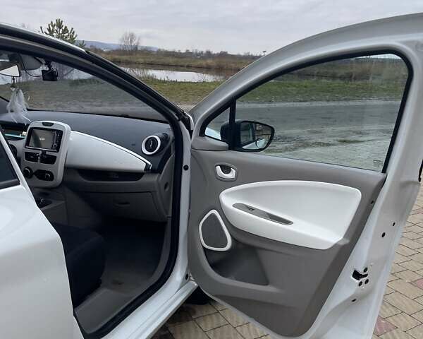 Білий Рено Зое, об'ємом двигуна 0 л та пробігом 107 тис. км за 6400 $, фото 13 на Automoto.ua