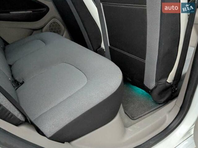 Білий Рено Зое, об'ємом двигуна 0 л та пробігом 85 тис. км за 6995 $, фото 23 на Automoto.ua