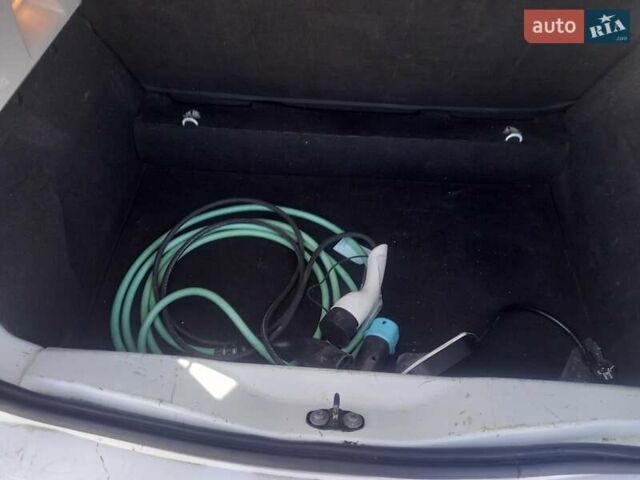 Белый Рено Зое, объемом двигателя 0 л и пробегом 110 тыс. км за 6100 $, фото 10 на Automoto.ua