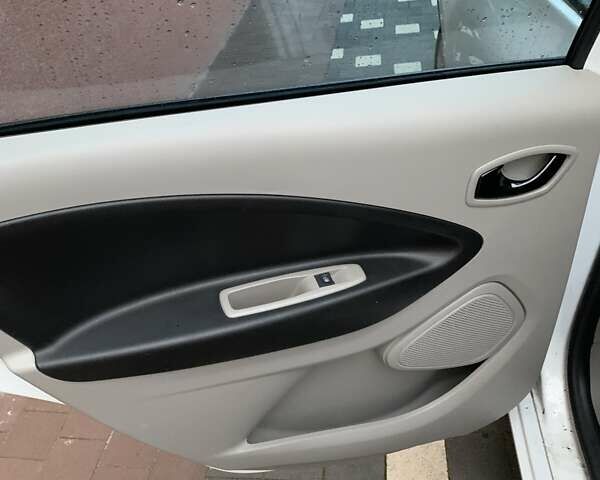 Білий Рено Зое, об'ємом двигуна 0 л та пробігом 68 тис. км за 5800 $, фото 20 на Automoto.ua