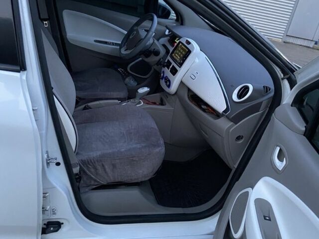 Белый Рено Зое, объемом двигателя 0 л и пробегом 159 тыс. км за 7550 $, фото 7 на Automoto.ua