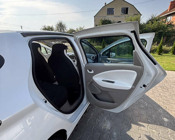 Белый Рено Зое, объемом двигателя 0 л и пробегом 111 тыс. км за 6500 $, фото 17 на Automoto.ua