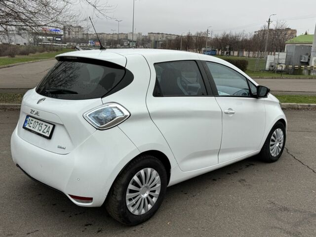 Белый Рено Зое, объемом двигателя 0 л и пробегом 110 тыс. км за 5800 $, фото 4 на Automoto.ua