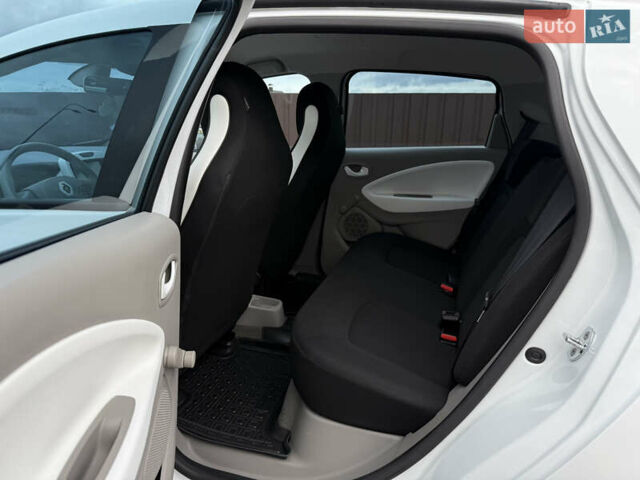 Белый Рено Зое, объемом двигателя 0 л и пробегом 32 тыс. км за 6600 $, фото 16 на Automoto.ua