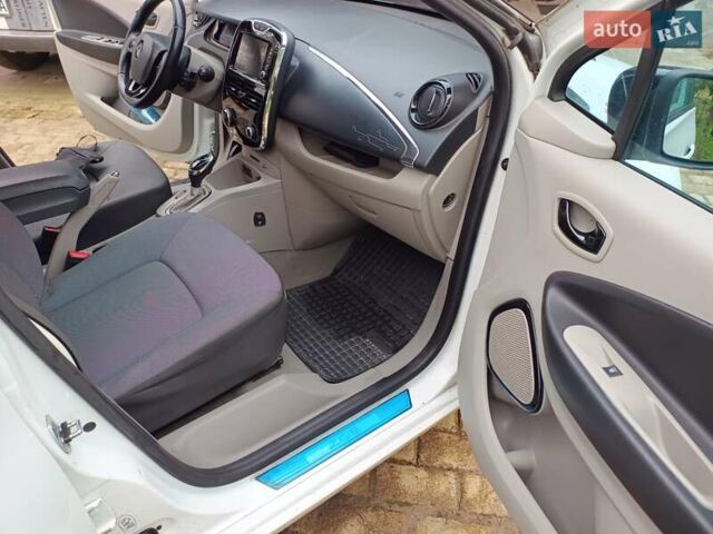 Белый Рено Зое, объемом двигателя 0 л и пробегом 231 тыс. км за 5900 $, фото 24 на Automoto.ua