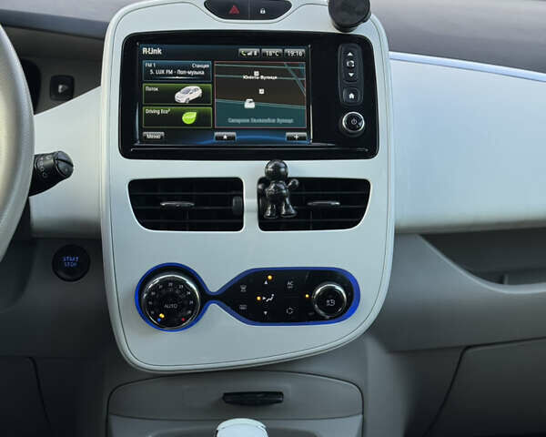 Белый Рено Зое, объемом двигателя 0 л и пробегом 129 тыс. км за 6499 $, фото 11 на Automoto.ua