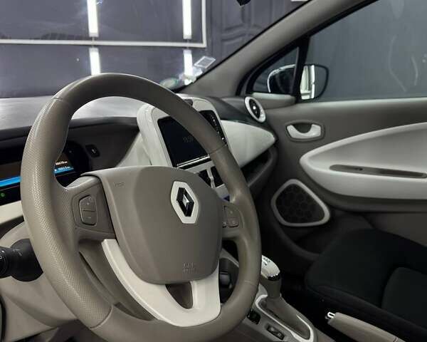 Белый Рено Зое, объемом двигателя 0 л и пробегом 89 тыс. км за 6700 $, фото 13 на Automoto.ua