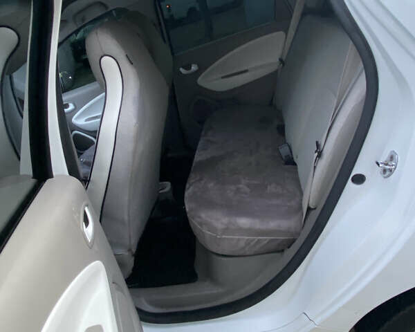 Белый Рено Зое, объемом двигателя 0 л и пробегом 159 тыс. км за 7550 $, фото 8 на Automoto.ua
