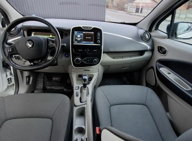 Белый Рено Зое, объемом двигателя 0 л и пробегом 106 тыс. км за 6300 $, фото 6 на Automoto.ua