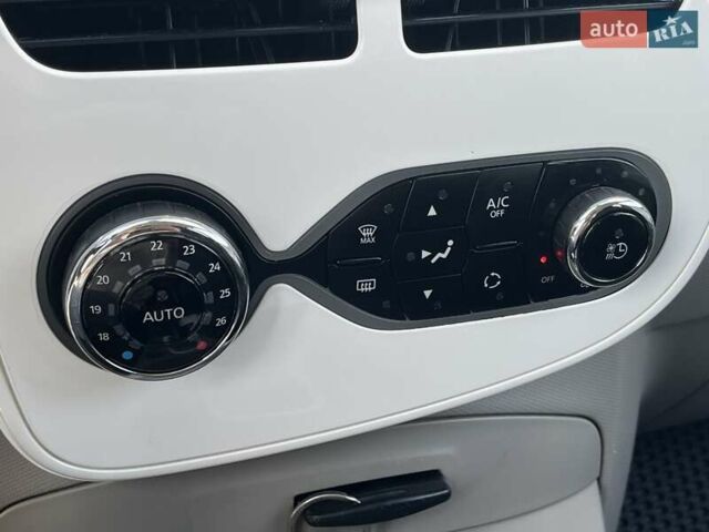 Белый Рено Зое, объемом двигателя 0 л и пробегом 195 тыс. км за 5999 $, фото 40 на Automoto.ua