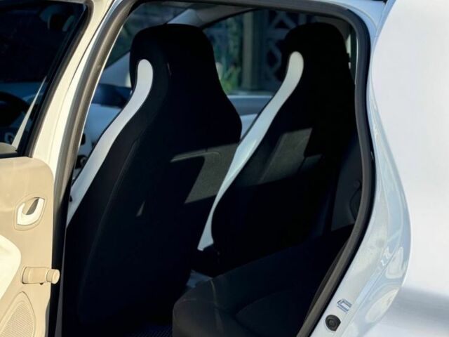 Белый Рено Зое, объемом двигателя 0 л и пробегом 98 тыс. км за 5250 $, фото 5 на Automoto.ua
