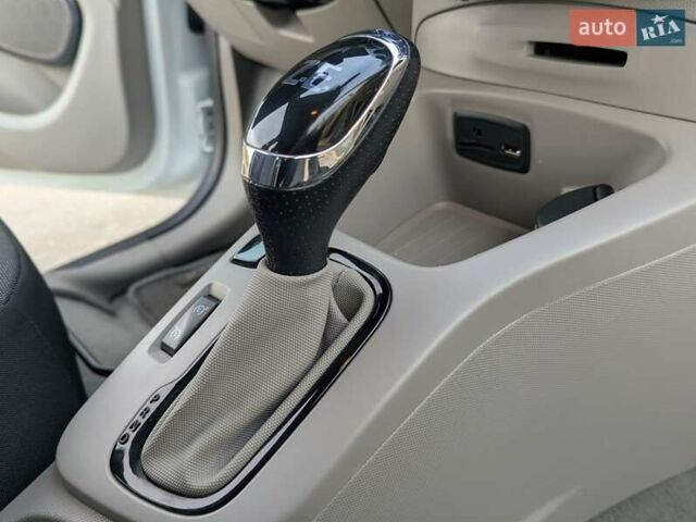 Белый Рено Зое, объемом двигателя 0 л и пробегом 85 тыс. км за 6900 $, фото 45 на Automoto.ua