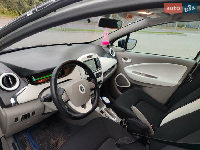 Белый Рено Зое, объемом двигателя 0 л и пробегом 98 тыс. км за 6200 $, фото 19 на Automoto.ua