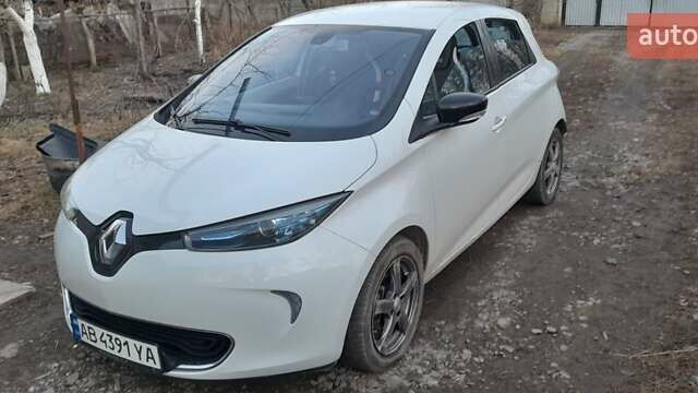 Белый Рено Зое, объемом двигателя 0 л и пробегом 152 тыс. км за 6800 $, фото 4 на Automoto.ua