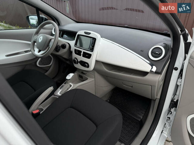 Белый Рено Зое, объемом двигателя 0 л и пробегом 32 тыс. км за 6600 $, фото 28 на Automoto.ua