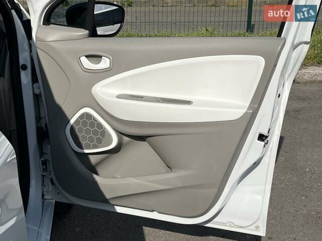 Белый Рено Зое, объемом двигателя 0 л и пробегом 195 тыс. км за 5999 $, фото 44 на Automoto.ua