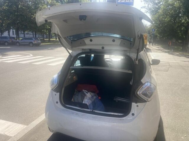 Белый Рено Зое, объемом двигателя 0 л и пробегом 181 тыс. км за 6000 $, фото 5 на Automoto.ua