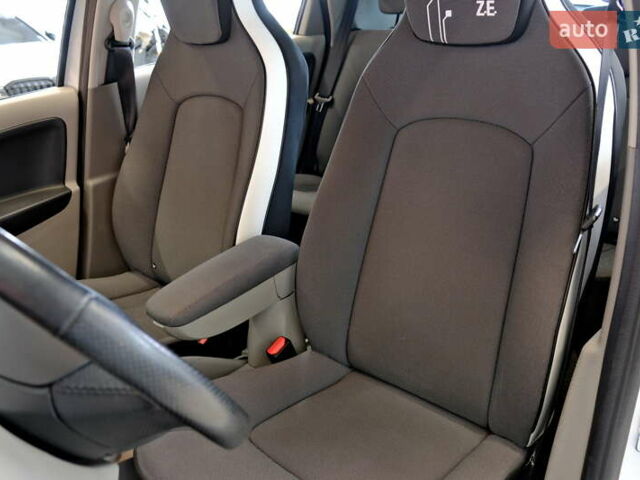 Белый Рено Зое, объемом двигателя 0 л и пробегом 109 тыс. км за 7500 $, фото 43 на Automoto.ua