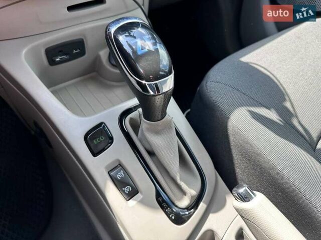 Белый Рено Зое, объемом двигателя 0 л и пробегом 70 тыс. км за 8600 $, фото 30 на Automoto.ua