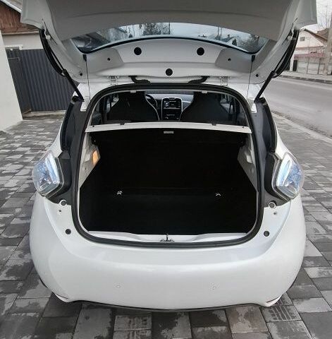 Белый Рено Зое, объемом двигателя 0 л и пробегом 106 тыс. км за 6300 $, фото 7 на Automoto.ua