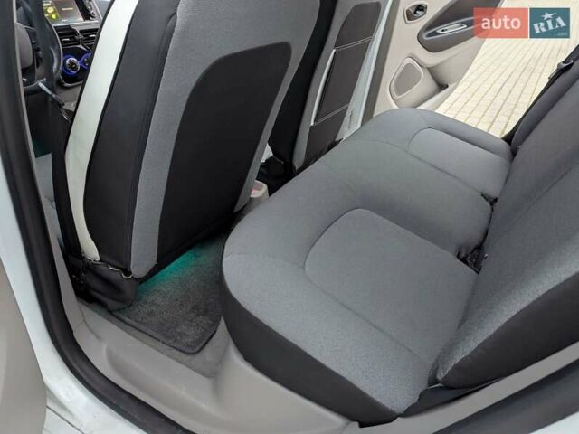 Білий Рено Зое, об'ємом двигуна 0 л та пробігом 85 тис. км за 6995 $, фото 22 на Automoto.ua