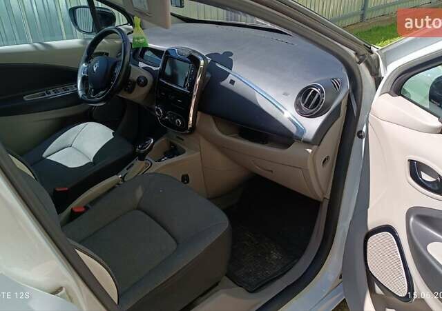 Белый Рено Зое, объемом двигателя 0 л и пробегом 100 тыс. км за 7300 $, фото 1 на Automoto.ua