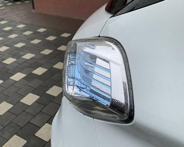 Білий Рено Зое, об'ємом двигуна 0 л та пробігом 68 тис. км за 5800 $, фото 4 на Automoto.ua