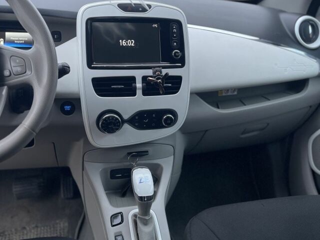 Белый Рено Зое, объемом двигателя 0 л и пробегом 107 тыс. км за 6400 $, фото 7 на Automoto.ua