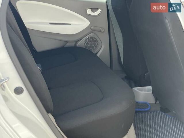 Белый Рено Зое, объемом двигателя 0 л и пробегом 195 тыс. км за 5999 $, фото 51 на Automoto.ua