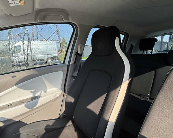 Белый Рено Зое, объемом двигателя 0 л и пробегом 111 тыс. км за 6500 $, фото 27 на Automoto.ua