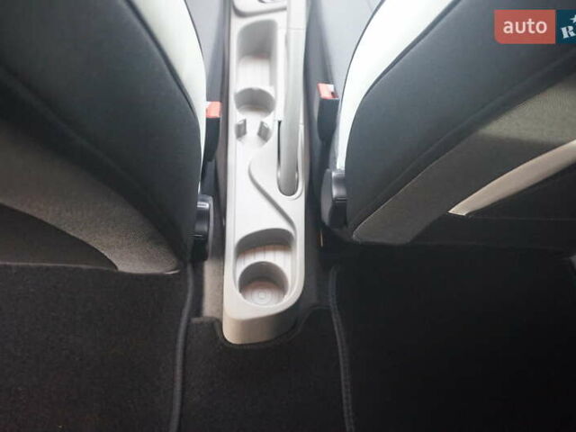 Белый Рено Зое, объемом двигателя 0 л и пробегом 86 тыс. км за 7200 $, фото 49 на Automoto.ua