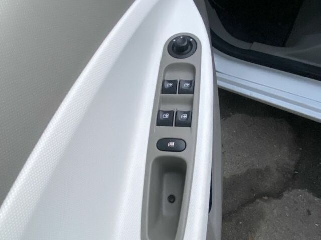 Белый Рено Зое, объемом двигателя 0 л и пробегом 159 тыс. км за 7550 $, фото 10 на Automoto.ua