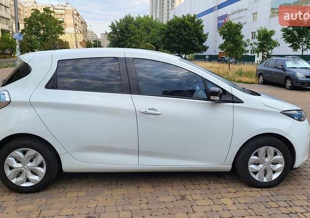 Белый Рено Зое, объемом двигателя 0 л и пробегом 205 тыс. км за 9600 $, фото 4 на Automoto.ua