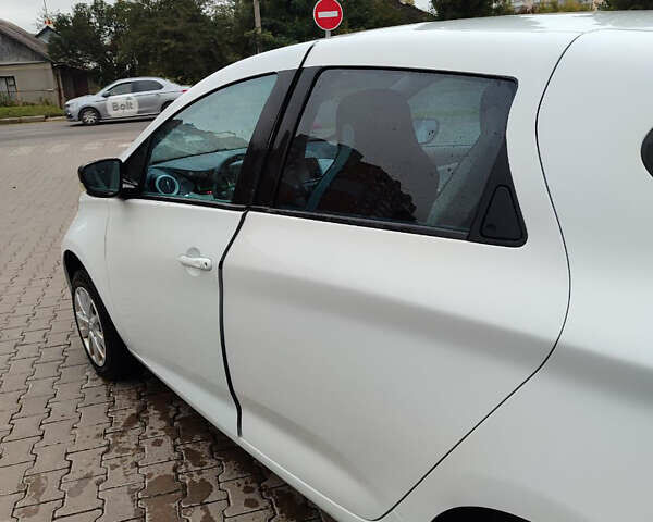 Белый Рено Зое, объемом двигателя 0 л и пробегом 98 тыс. км за 6200 $, фото 4 на Automoto.ua