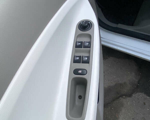 Белый Рено Зое, объемом двигателя 0 л и пробегом 159 тыс. км за 7550 $, фото 13 на Automoto.ua