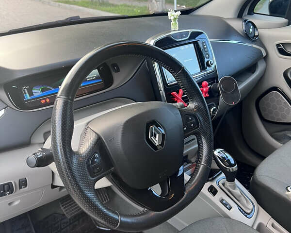 Білий Рено Зое, об'ємом двигуна 0 л та пробігом 98 тис. км за 7200 $, фото 7 на Automoto.ua