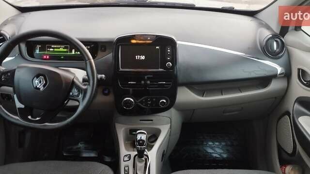 Белый Рено Зое, объемом двигателя 0 л и пробегом 94 тыс. км за 7600 $, фото 8 на Automoto.ua