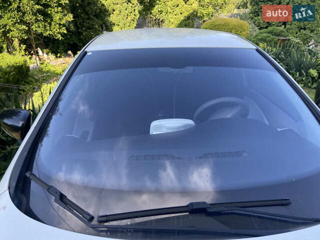 Белый Рено Зое, объемом двигателя 0 л и пробегом 96 тыс. км за 6900 $, фото 26 на Automoto.ua