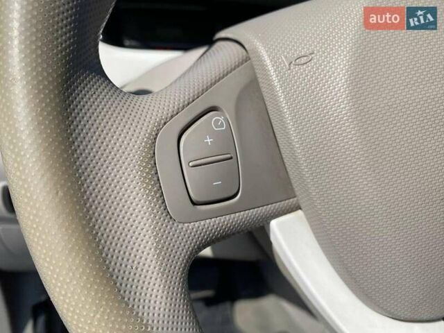 Білий Рено Зое, об'ємом двигуна 0 л та пробігом 91 тис. км за 6940 $, фото 25 на Automoto.ua