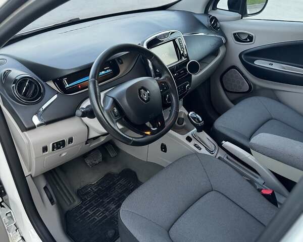 Белый Рено Зое, объемом двигателя 0 л и пробегом 98 тыс. км за 6700 $, фото 8 на Automoto.ua