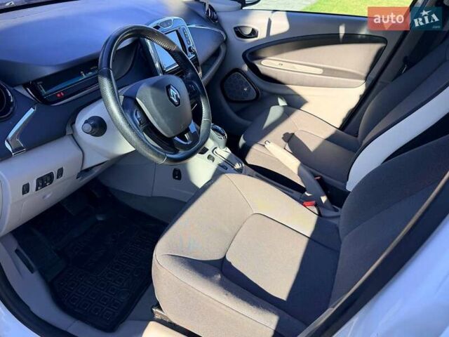 Белый Рено Зое, объемом двигателя 0 л и пробегом 106 тыс. км за 6250 $, фото 17 на Automoto.ua