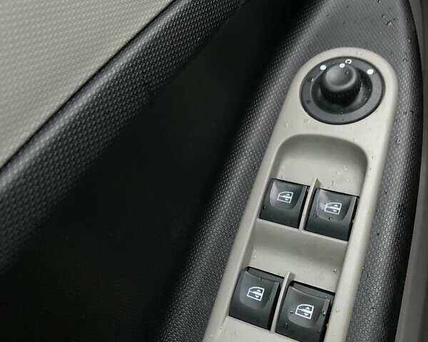 Білий Рено Зое, об'ємом двигуна 0 л та пробігом 68 тис. км за 5800 $, фото 21 на Automoto.ua