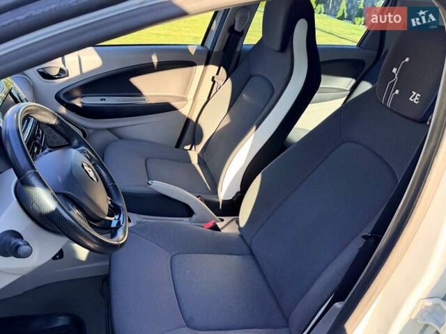 Белый Рено Зое, объемом двигателя 0 л и пробегом 106 тыс. км за 6250 $, фото 15 на Automoto.ua