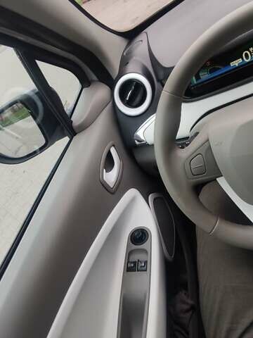 Белый Рено Зое, объемом двигателя 0 л и пробегом 192 тыс. км за 6300 $, фото 17 на Automoto.ua