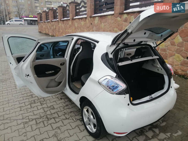 Белый Рено Зое, объемом двигателя 0 л и пробегом 145 тыс. км за 8200 $, фото 9 на Automoto.ua