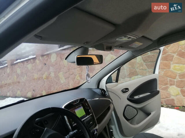 Белый Рено Зое, объемом двигателя 0 л и пробегом 145 тыс. км за 8200 $, фото 16 на Automoto.ua