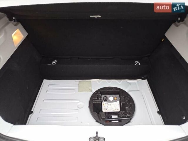 Рено Зое 2015 в Коломые на Automoto.ua Белый Рено Зое, объемом двигателя 0 л и пробегом 88 тыс. км за 6700 $, фото 24 на Automoto.ua