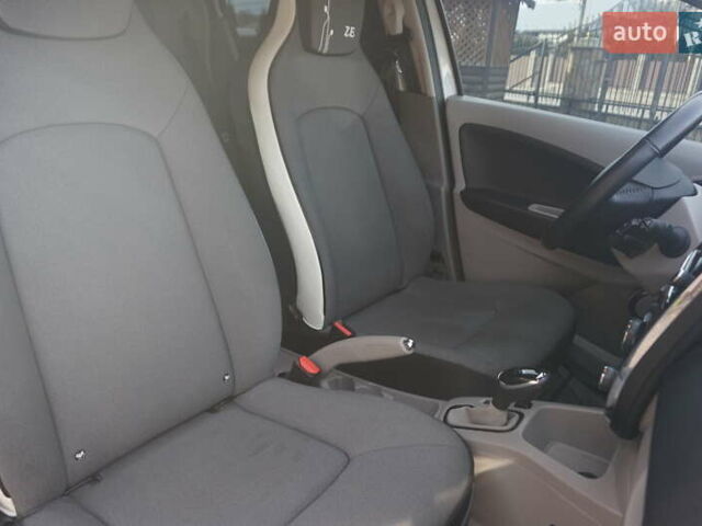 Белый Рено Зое, объемом двигателя 0 л и пробегом 86 тыс. км за 7200 $, фото 40 на Automoto.ua