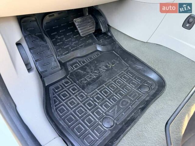 Белый Рено Зое, объемом двигателя 0 л и пробегом 106 тыс. км за 6250 $, фото 20 на Automoto.ua