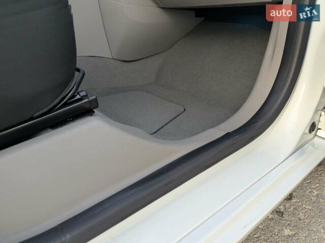 Белый Рено Зое, объемом двигателя 0 л и пробегом 85 тыс. км за 6900 $, фото 44 на Automoto.ua